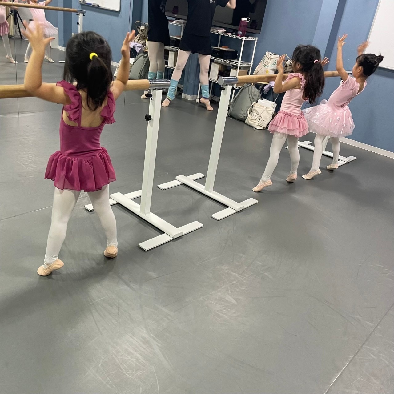 バレエ 教室 キッズバレエ 京王線 笹塚 渋谷区 新宿 レッスン レンタルスタジオ ダンススタジオ　子ども インストラクター バーレッスン